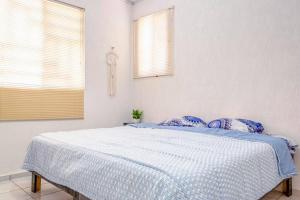 トゥルムにあるCozy Tulum Oasis: 2-Bedroom w/ Poolの青と白のシーツが敷かれた大きなベッドのある寝室 +29枚の写真