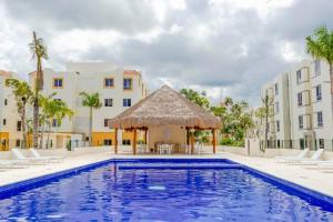 トゥルムにあるCozy Tulum Oasis: 2-Bedroom w/ Poolのガゼボ付きのスイミングプール、