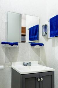 トゥルムにあるCozy Tulum Oasis: 2-Bedroom w/ Poolの洗面台と鏡のあるバスルーム