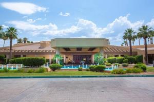 un complejo con piscina y palmeras en Sunny Palm Desert Escape on Golf Course, en Palm Desert