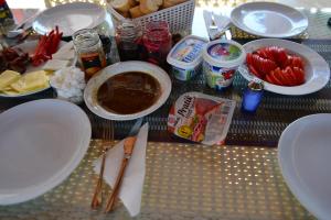 シダにあるSide Boutique Hotelの食べ物と軽食を盛り付けたテーブル