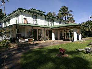 ein großes weißes Haus mit grünem Dach in der Unterkunft Casa del Café - Loft in Heredia