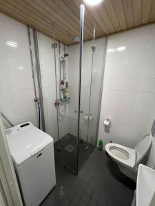 Bathroom sa Quiet place with parking in Espoo very near to Leppävaara Sports & Swimming Spa complex