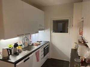 Kitchen o kitchenette sa Quiet place with parking in Espoo very near to Leppävaara Sports & Swimming Spa complex