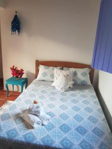 a bedroom with a bed with towels on it at Chalé Flor do Ser in Canoa Quebrada