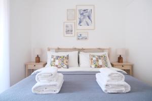 - une chambre avec un lit et des serviettes blanches dans l'établissement Ventisei, à Catane