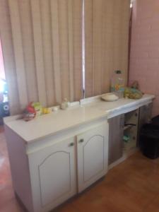 a white counter top with a sink in a room at Un lugar Para Tu Relax in Quillota