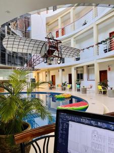 a laptop computer sitting on a bench in front of a pool at VUELO 78 HOTEL in Tarapoto