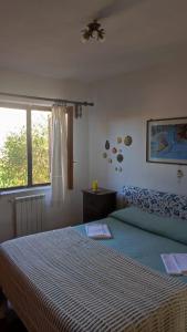 Un dormitorio con una cama grande y una ventana en Agriturismo Casalicchio, en Cammarata