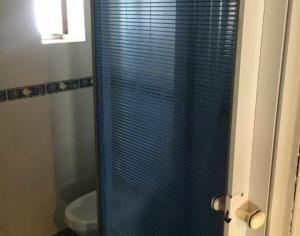 パレルモにあるHouse Busacca di Gallidoroのバスルーム(青いシャワーカーテン付きのシャワー付)