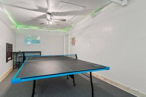 Galda tenisa iespējas naktsmītnē Gazebo 4BR Ping Pong Arcade Room vai tās tuvumā