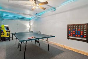 un tavolo da ping pong in una stanza con una palla da ping pong di Gazebo 4BR Ping Pong Arcade Room a Rapid City