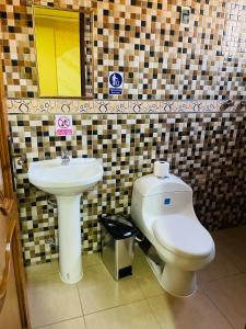 uma casa de banho com um WC e um lavatório em DIAMEZ HOTEL PLAZA em Sacaba