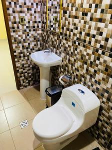a bathroom with a toilet and a sink at DIAMEZ HOTEL PLAZA in Sacaba