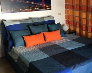 パレルモにあるHouse Busacca di Gallidoroのベッドルーム1室(青とオレンジの枕付)