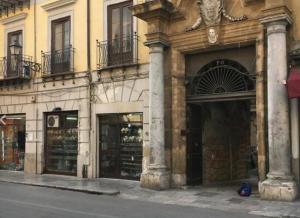 uma loja ao lado de uma rua em House Busacca di Gallidoro em Palermo