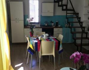 パレルモにあるHouse Busacca di Gallidoroのキッチン(テーブル、椅子、階段付)