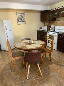 克薩爾特南戈的住宿－Apartamento #4 Portal de Occidente，厨房配有桌子和白色冰箱。