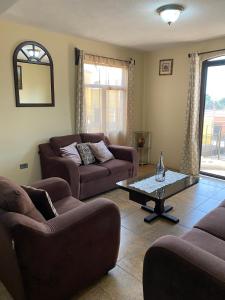 a living room with two couches and a coffee table at Apartamento #4 Portal de Occidente in Quetzaltenango