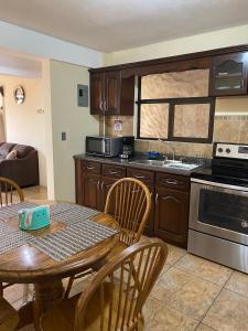 a kitchen with a table and a dining room at Apartamento #3 Portal de Occidente in Quetzaltenango