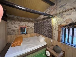 Giường trong phòng chung tại A Sỹ Bản Giốc Homestay - Nhà sàn đá cổ