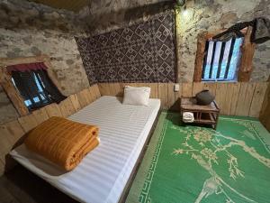 Giường trong phòng chung tại A Sỹ Bản Giốc Homestay - Nhà sàn đá cổ