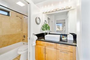 une salle de bain avec un lavabo, des toilettes et une baignoire dans l'établissement Ocean View, Steps to Waikiki Beach and Free Parking, à Honolulu