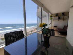 a dining room table with a view of the beach at La Serena Sol y Mar in La Serena