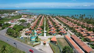 an aerial view of a resort next to the ocean at condomínio Porto di Mare Casa 22 ALAGOAS in Paripueira