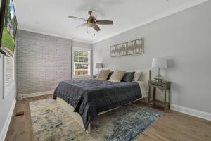 - une chambre avec un lit et un ventilateur de plafond dans l'établissement Cheerful 3 bedroom-long term close to uptown, à Charlotte
