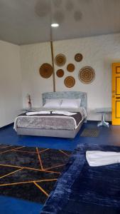 a bedroom with a bed and a blue floor at Finca Cardonales in Salento