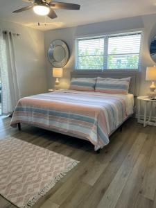 una camera con letto e ventilatore a soffitto di The Flip Flop - UPDATED vacation home! a Naples