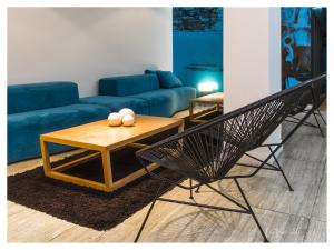 Una sala de estar con un sofá azul y una mesa de café. en Rochester Hotel Classic, en Buenos Aires