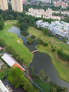 ジャカルタにあるThe Mansion Kemayoran, lovely 3 bed apartment.のゴルフ場と川の空中を望む