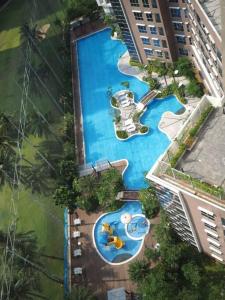 uma vista superior de uma piscina num resort em The Mansion Kemayoran, lovely 3 bed apartment. em Jakarta