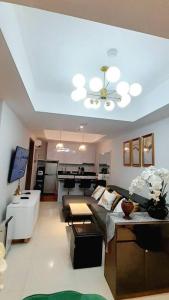- un salon avec un canapé et une table dans l'établissement The Mansion Kemayoran, lovely 3 bed apartment., à Jakarta