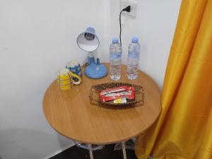 - une petite table avec une lampe et des bouteilles d'eau dans l'établissement ban noo, à Ban Ko