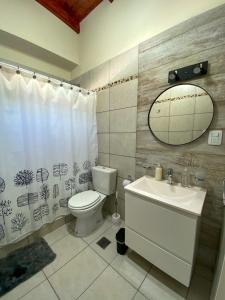 y baño con aseo, lavabo y espejo. en Pinares del Norte en Federación