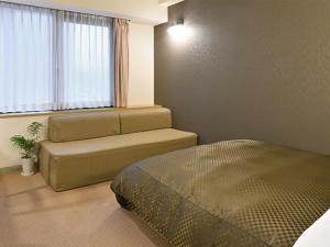 Postel nebo postele na pokoji v ubytování Miyajima Coral Hotel