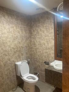 La salle de bains est pourvue de toilettes et d'un lavabo. dans l'établissement The Bonte Hotel, à Puunggolaka