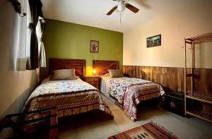 Postel nebo postele na pokoji v ubytování West Refugio + 37 fotografií
