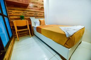 Een bed of bedden in een kamer bij Hotel Surya Lodge
