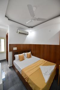 Кровать или кровати в номере Hotel Surya Lodge