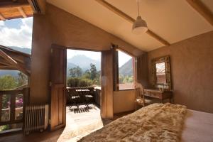 um quarto com uma cama e uma grande janela em Luxury House at Sacred Valley Urubamba Cusco The Mountain Star em Urubamba