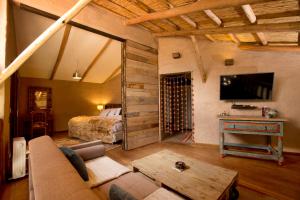 een woonkamer met een bank en een bed bij Luxury House at Sacred Valley Urubamba Cusco The Mountain Star in Urubamba