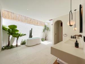 ウルワツにあるBreathe Boutique Suitesの植物のある部屋のバスルーム(バスタブ付) +61枚の写真