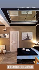1 dormitorio con 1 cama con 2 toallas en Glamour Wellness Apartments, en Zagreb