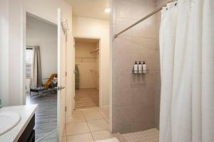 une salle de bain avec une douche avec une porte vitrée dans l'établissement Modern 4 Bdr Home near Tradition Town Center, à Port Sainte-Lucie 26 autres photos