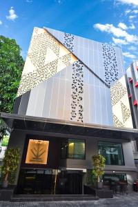 City Park Hotel Bangkok Pratunam by PCL في بانكوك: مبنى عليه الكثير من النوافذ