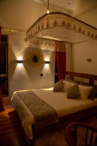 1 dormitorio con 1 cama grande en una habitación en Green Villa Apartments en Kampala